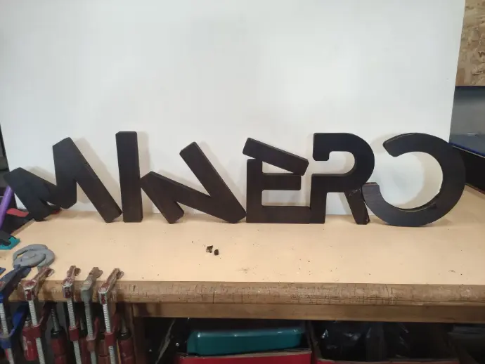 Letras corporativas de madera fabricadas para hostelería