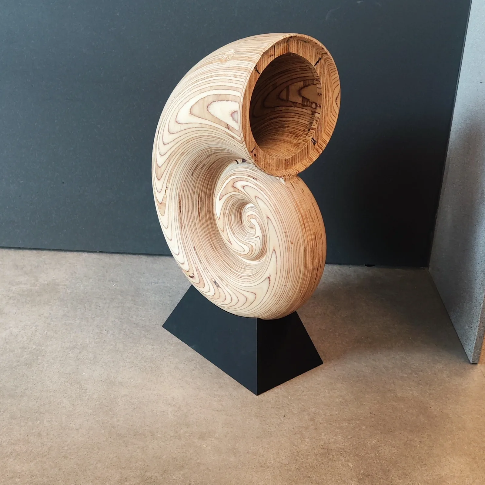 Pareja de altavoces con forma de caracola fabricados en madera por TOVARNA