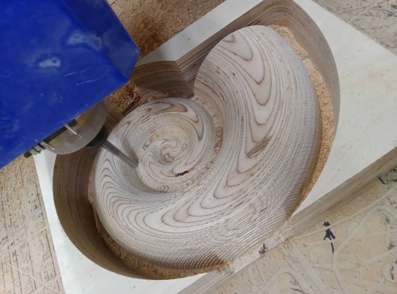 Primeras piezas mecanizadas en madera para el altavoz con forma de caracola