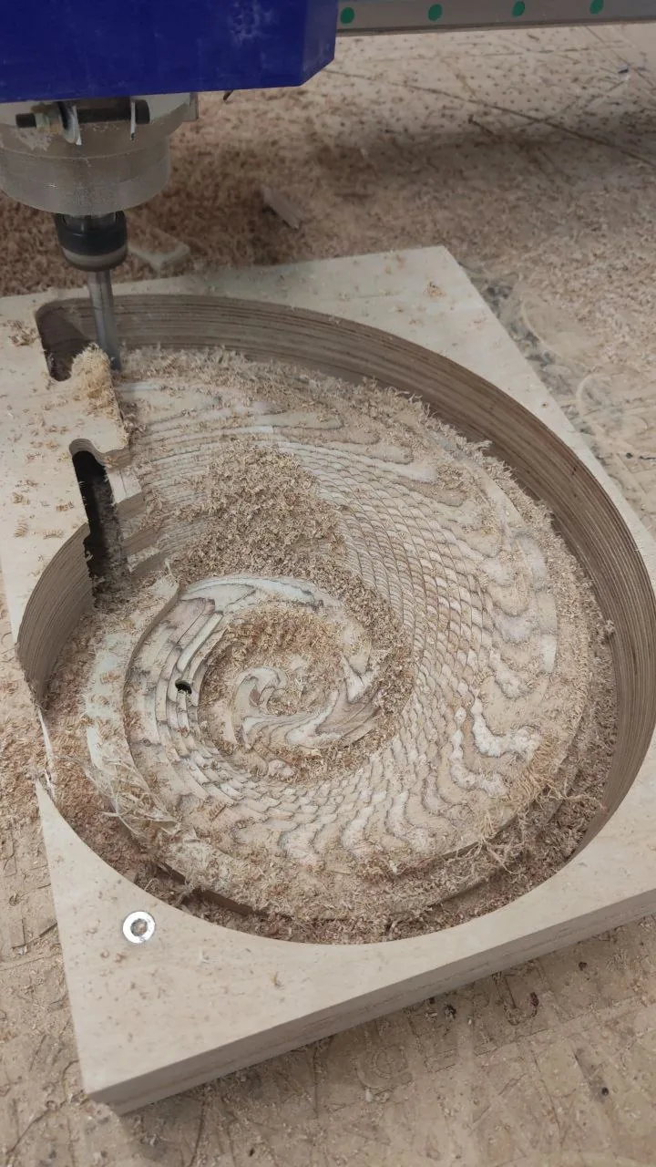 Detalle del modelo 3D y despiece del altavoz en Autodesk Fusion