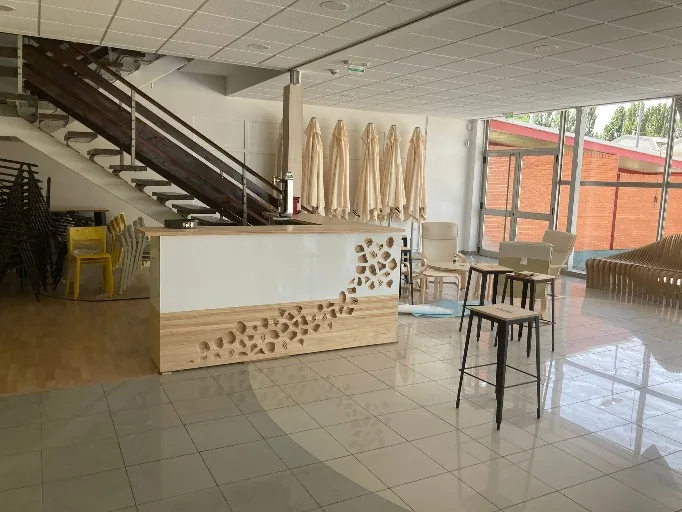 Barra de bar personalizada con patrón Voronoi en Cocuus