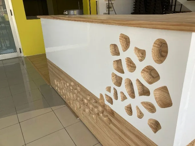 Detalle del patrón geométrico Voronoi en la barra