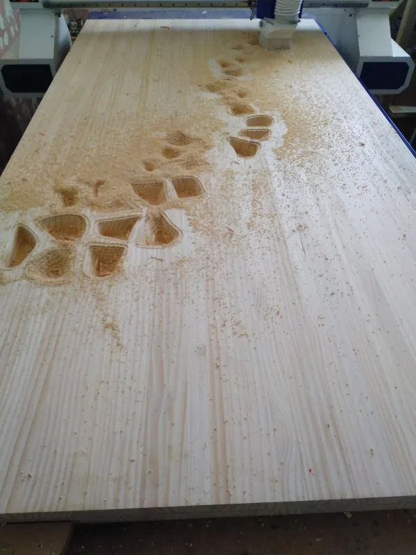 Proceso de mecanizado CNC de la barra de madera