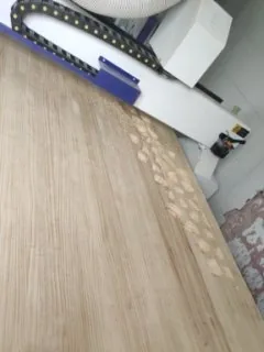 Montaje de paneles de madera mecanizados para la barra
