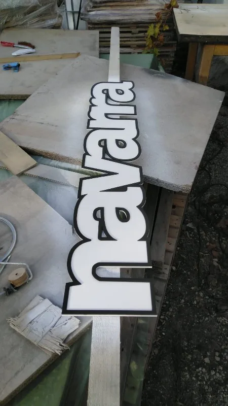 Detalle de las letras personalizadas de AJE Navarra