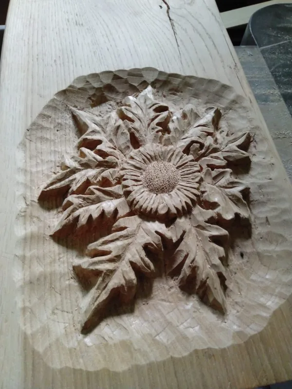 Detalle de una pieza de madera mecanizada mediante CNC
