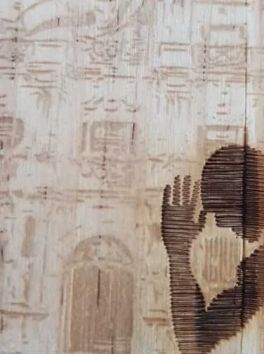 Detalle de trofeo personalizado en madera
