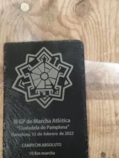 Trofeo de pizarra personalizado mediante grabado láser