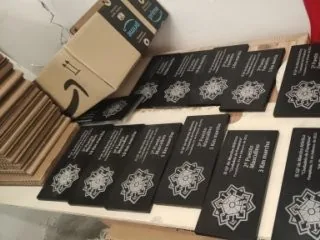 Detalle del grabado láser sobre pizarra
