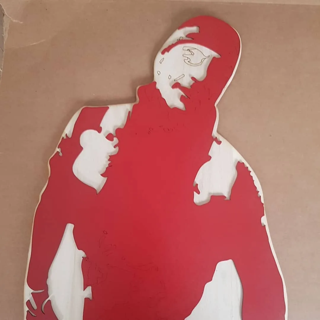Detalle del acabado pintado de un cuadro en relieve