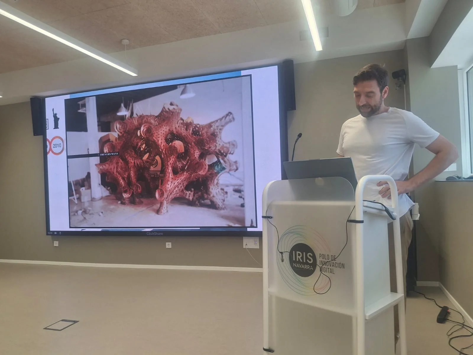 Javier Zaratiegui durante su charla en el BAI de Pamplona sobre fabricación digital e inteligencia artificial