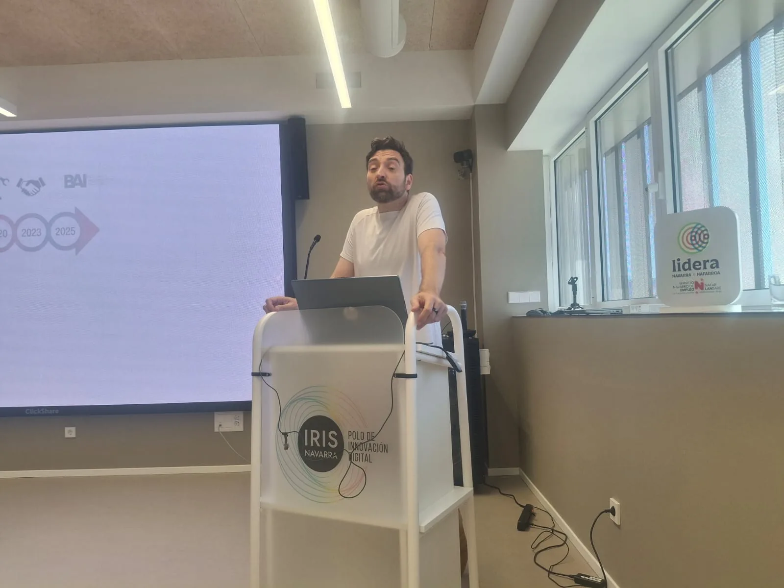 Detalle de la presentación de Javier Zaratiegui durante la charla en el BAI