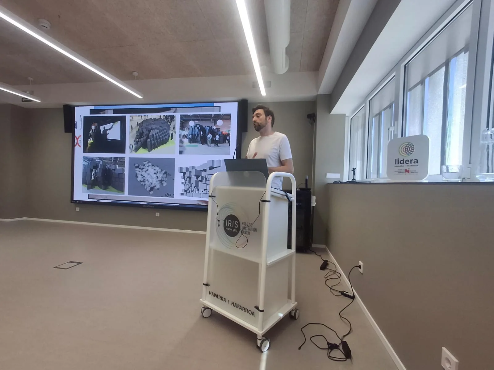 Público asistente a la charla de Javier Zaratiegui en el BAI de Pamplona