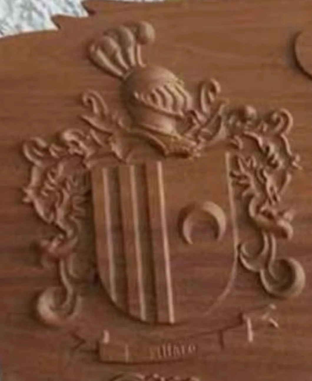 Composición del doble escudo heráldico de madera para una boda