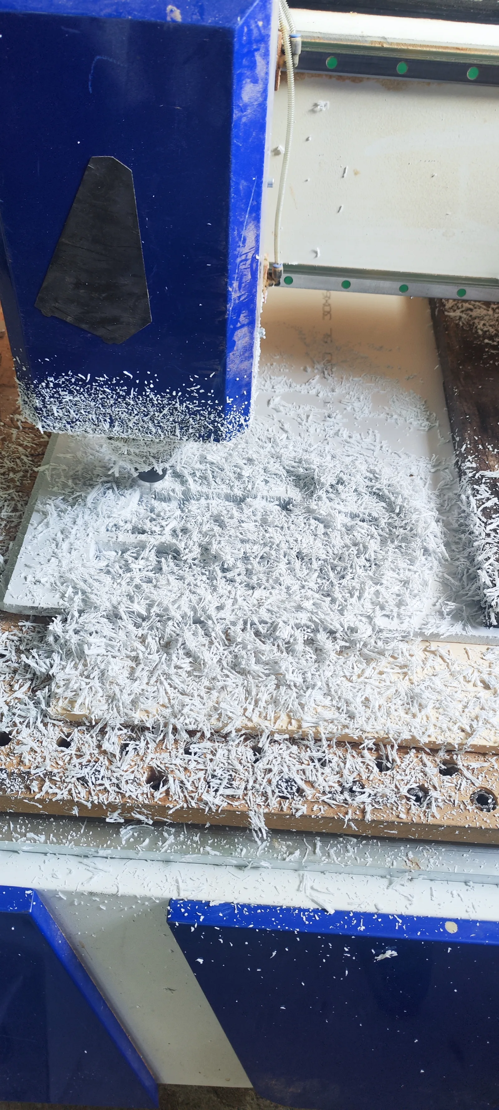 Detalle de talla 3D CNC en madera - escenografía y decorado cinematográfico