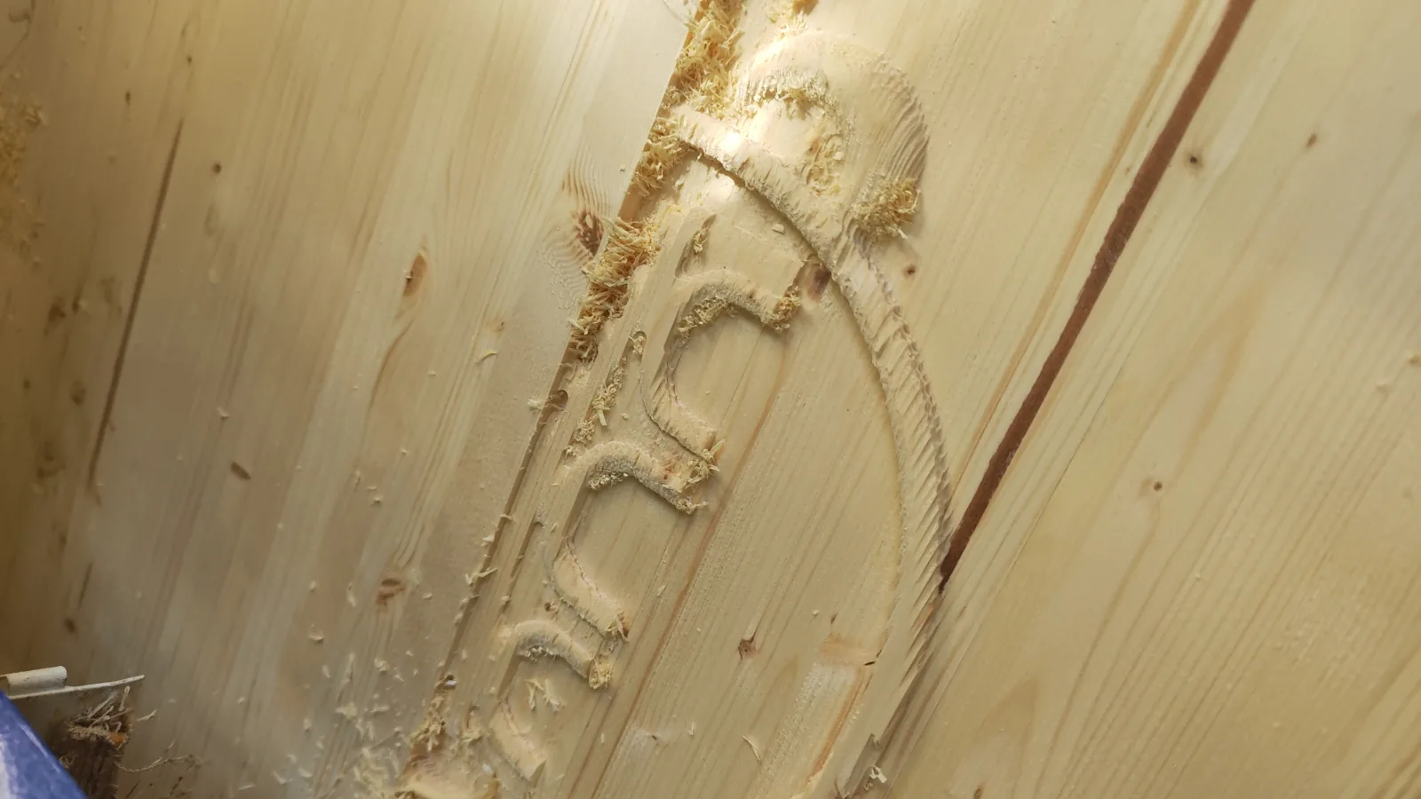Escudo heráldico terminado en madera de nogal