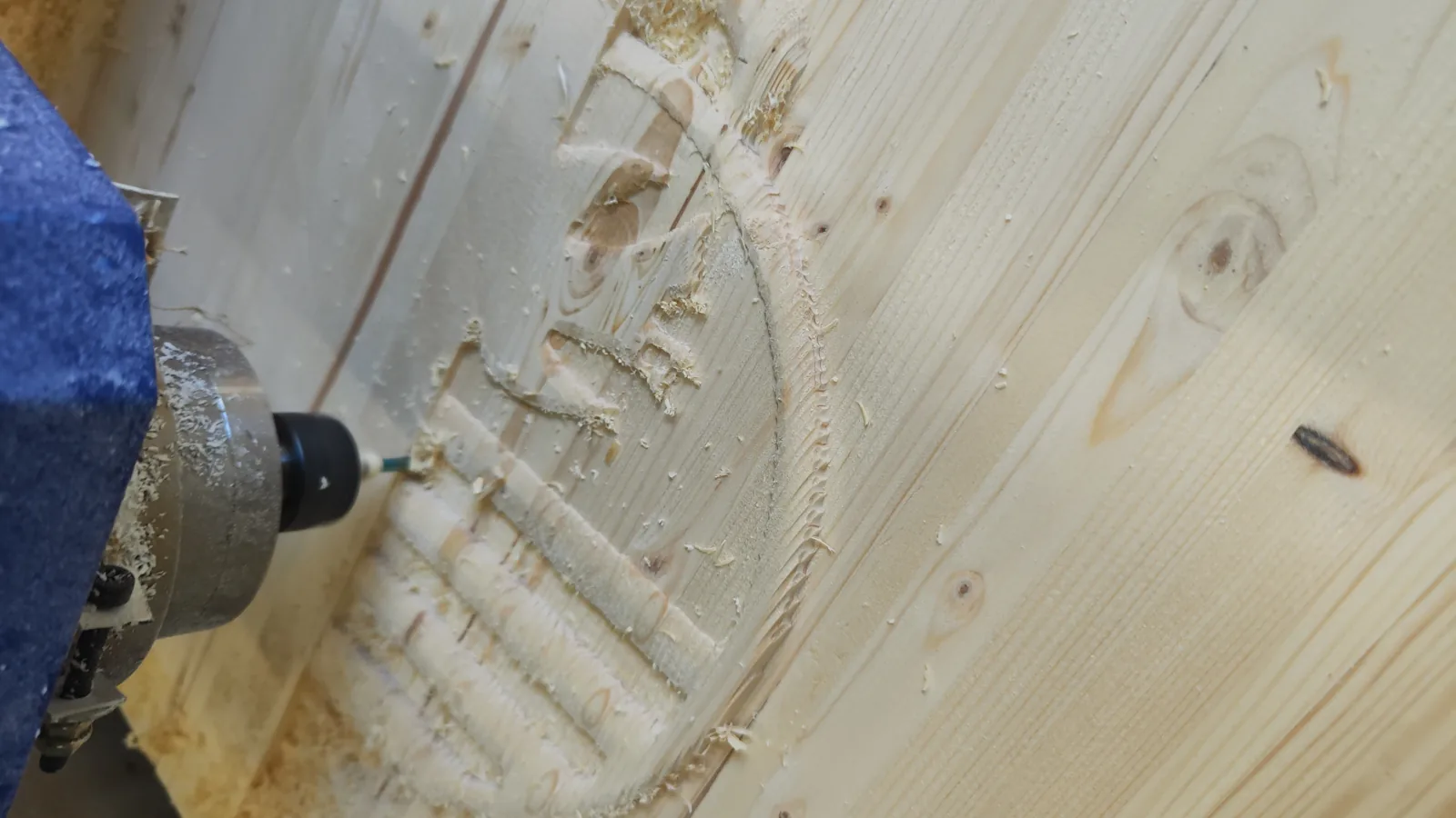 Escudo heráldico tallado en madera y barnizado