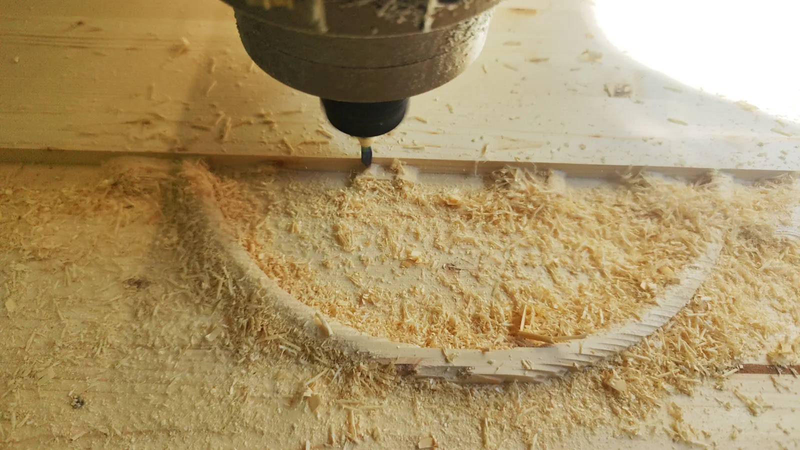 Vista final del doble escudo heráldico en madera para la boda