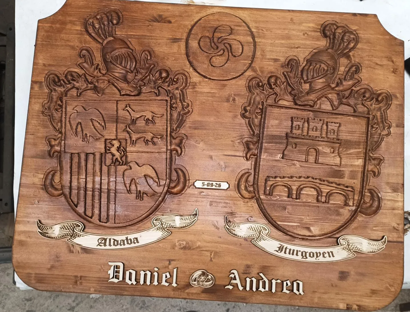 Doble escudo heráldico en madera tallado con CNC para una boda