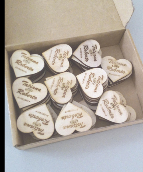 Corazones de madera grabados con nombres personalizados para boda por TOVARNA