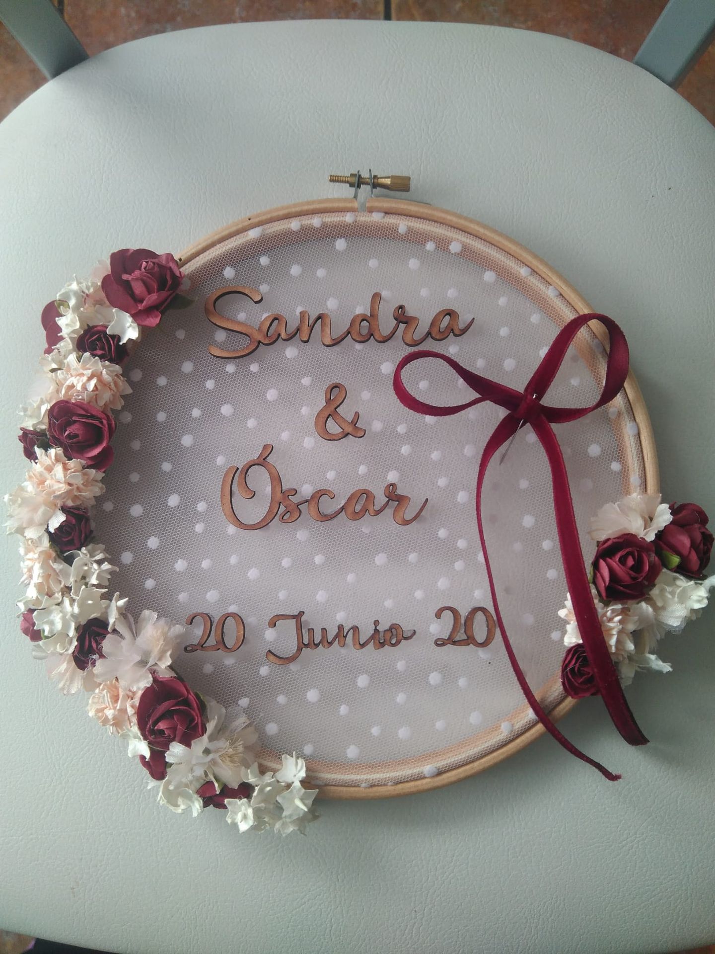 Aro de bordado con flores y nombres personalizado para boda fabricado por TOVARNA