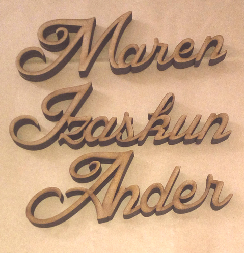 Nombres en madera cursiva personalizados para boda fabricados por TOVARNA