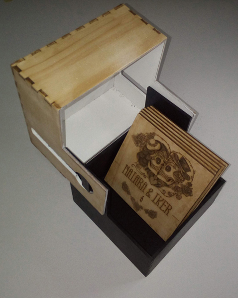 Kit de posavasos de madera grabados para bodas fabricado por TOVARNA