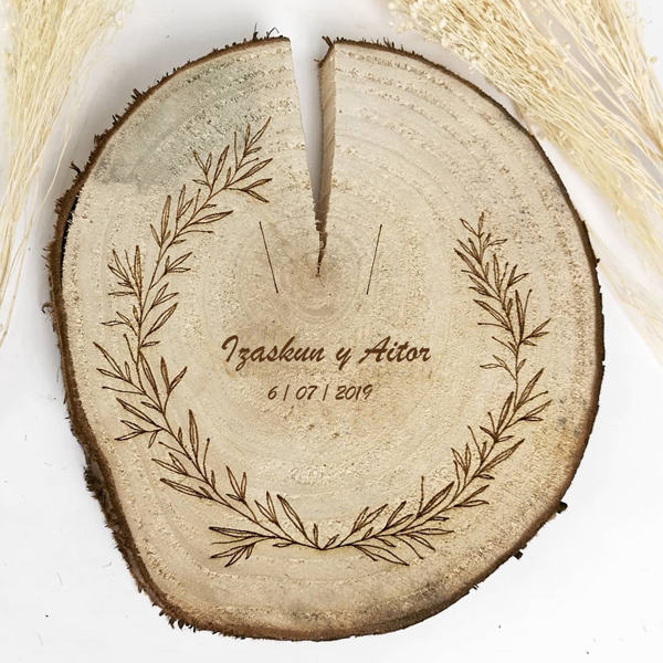 Souvenir arbol de madera grabado con pareja para bodas fabricado por TOVARNA