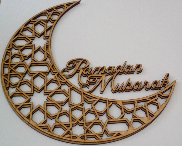 Luna de madera con Ramadan Mubarak grabado fabricada por TOVARNA