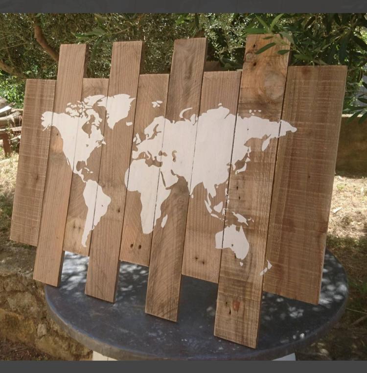 Mapa del mundo en palet de madera personalizado fabricado por TOVARNA