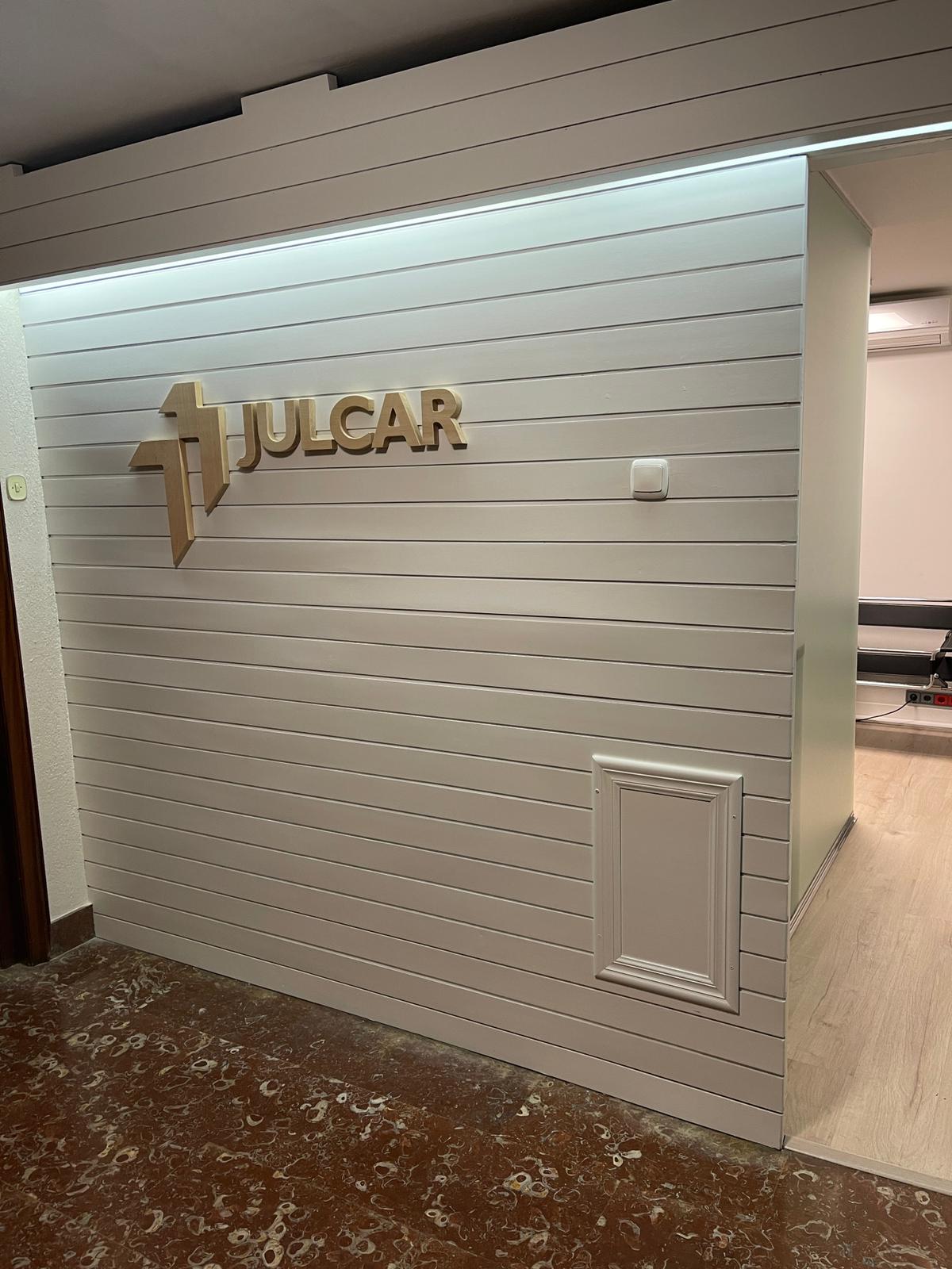 Letras 3D doradas sobre pared de lamas para restaurante fabricadas por TOVARNA