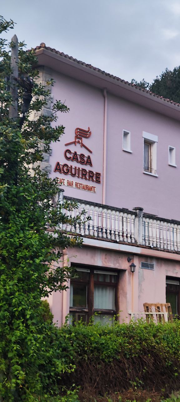 Rotulo instalado en fachada exterior de negocio fabricado por TOVARNA