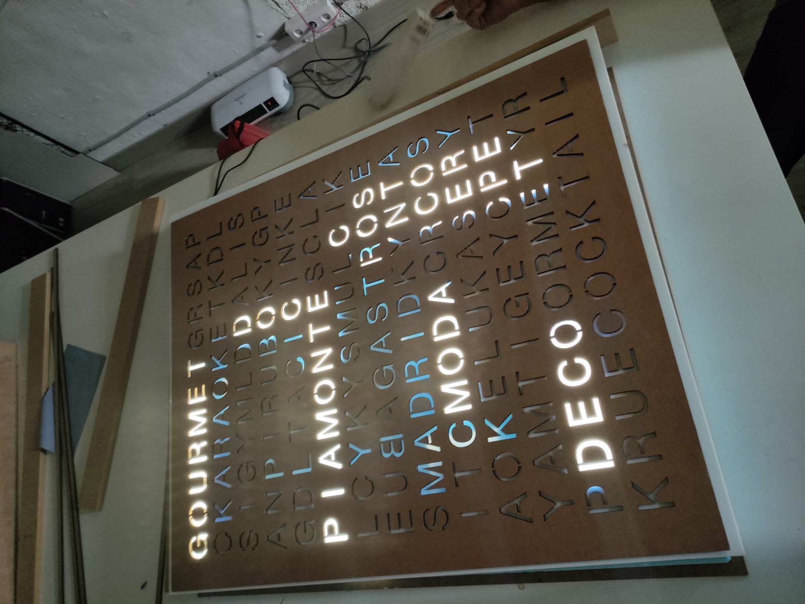 Panel de letras de cobre con LED para restaurante gourmet fabricado por TOVARNA