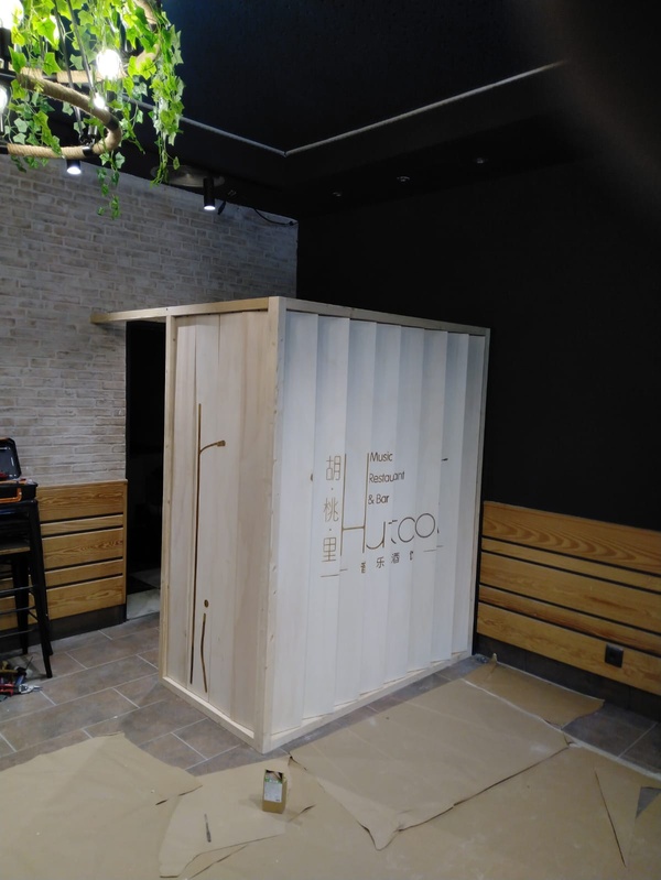 Panel de lamas de madera con logotipo instalado en bar de Bilbao - TOVARNA