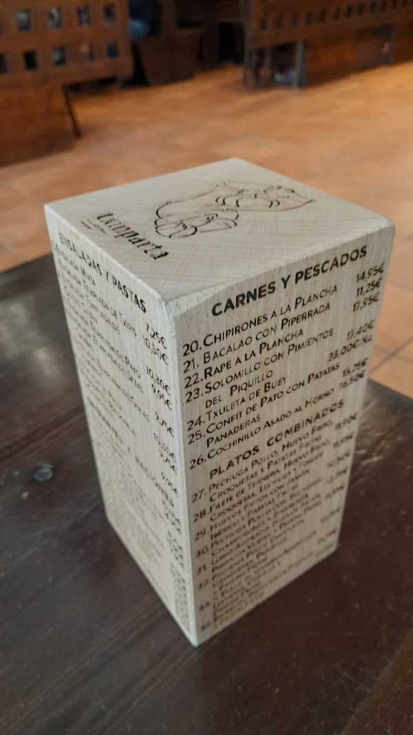 Menú cubo de madera grabado a láser para restaurante en Palma de Mallorca - TOVARNA