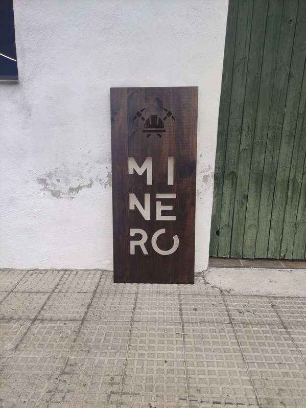 Cartel con letras volumétricas de madera para hostelería en Barcelona - TOVARNA