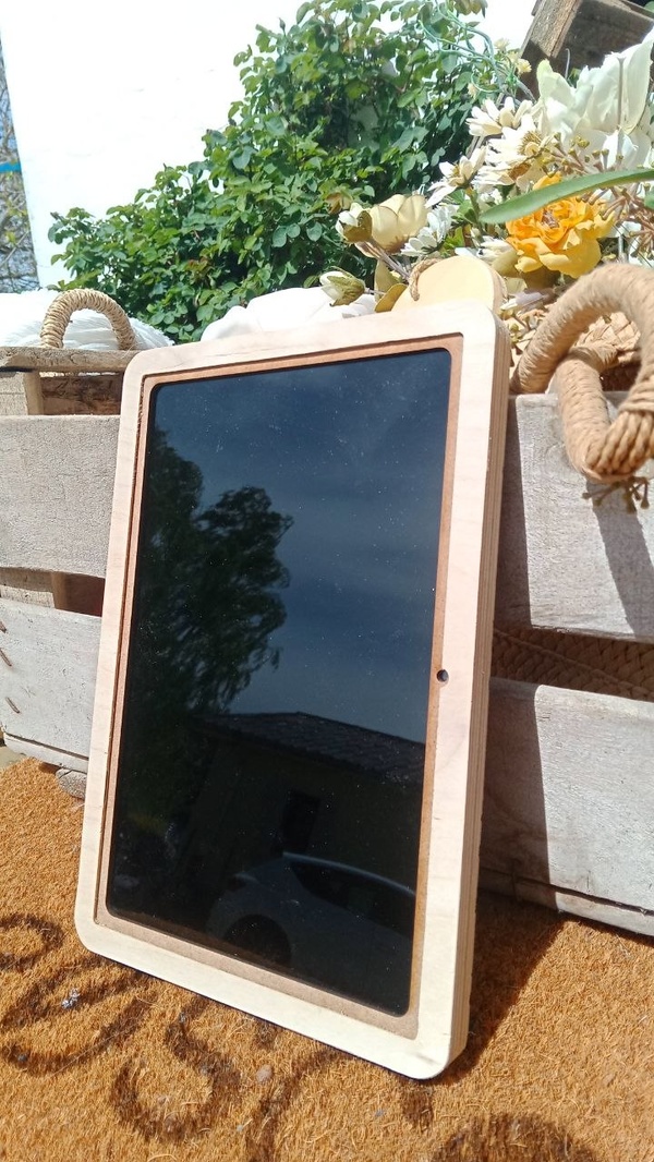 Soporte de tablet personalizado en madera para hostelería en Barcelona - TOVARNA