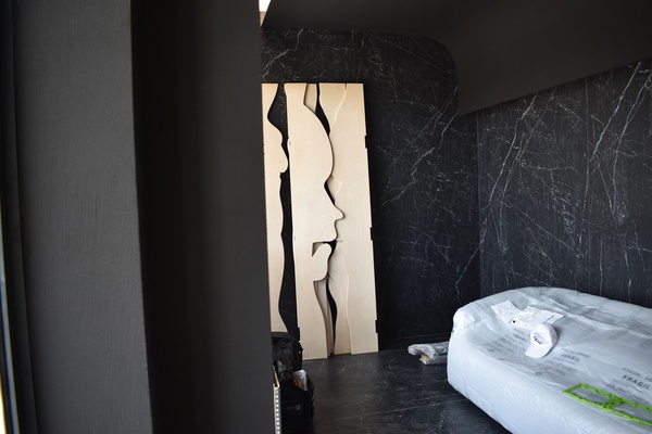 Piezas de madera CNC para mural con rostro antes de instalacion en vivienda de lujo Benalmadena - TOVARNA