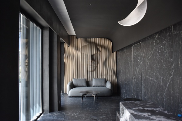 Mural de lamas de madera con rostro esculpido instalado en salon de lujo Benalmadena - TOVARNA