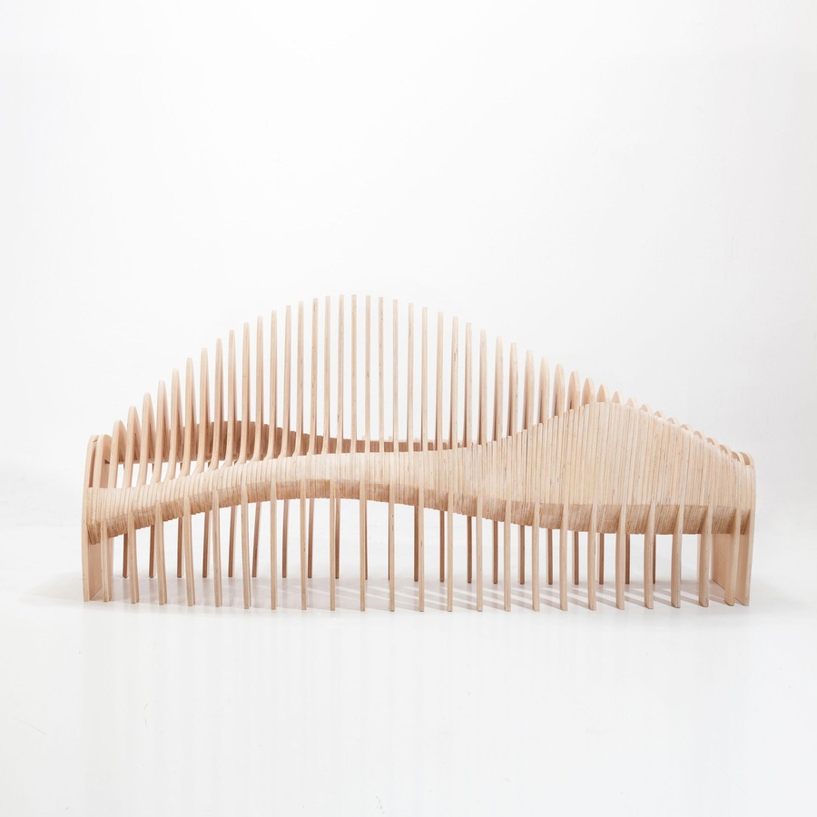 Banco paramétrico de lamas de madera vista frontal - diseño paramétrico CNC TOVARNA
