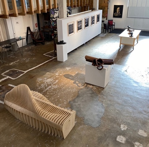 Banco paramétrico instalado en exposición Fábrica de Gomas Pamplona - banco paramétrico madera TOVARNA