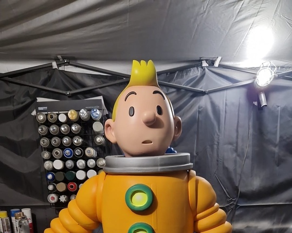 Figura Tintin astronauta tamaño real traje naranja NASA frontal - TOVARNA
