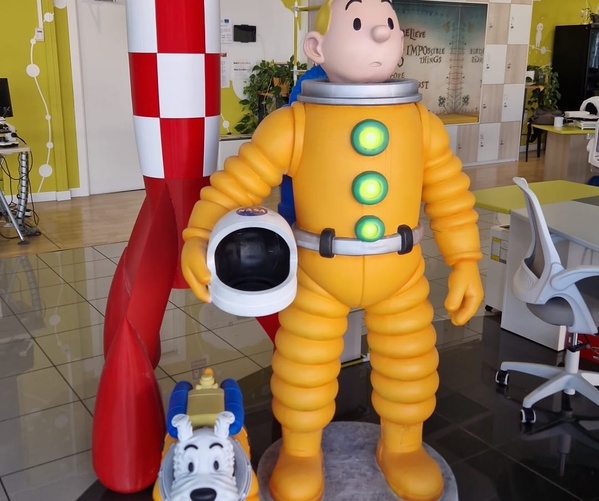 Tintin y Milú astronautas con cohete instalados en oficina temática - TOVARNA