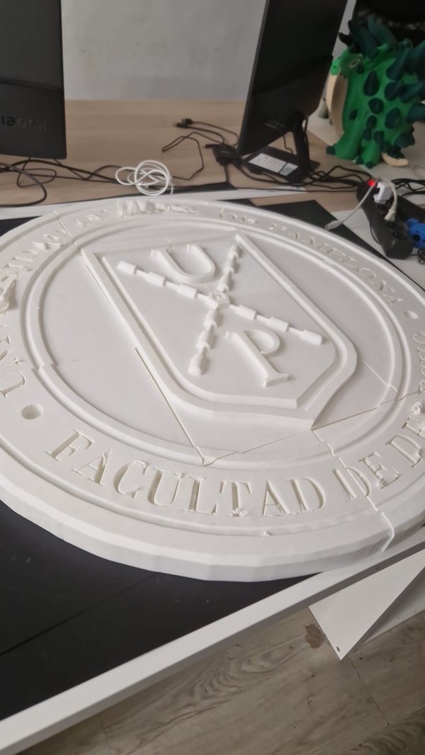 Escudo UPNA Facultad de Derecho impresión 3D PLA blanco - TOVARNA