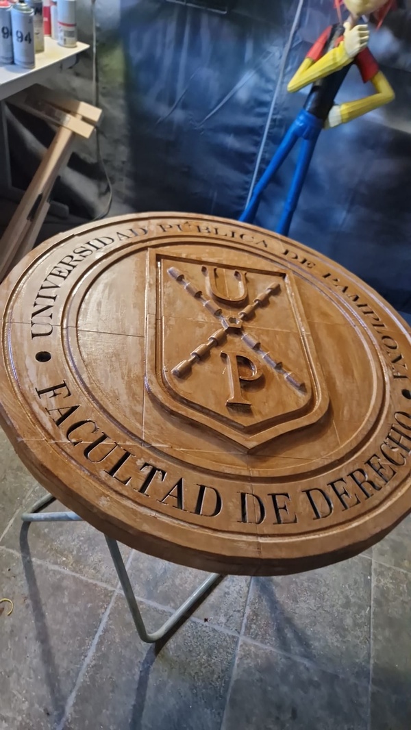 Escudo UPNA Facultad de Derecho fresado CNC madera tintada vista lateral - TOVARNA