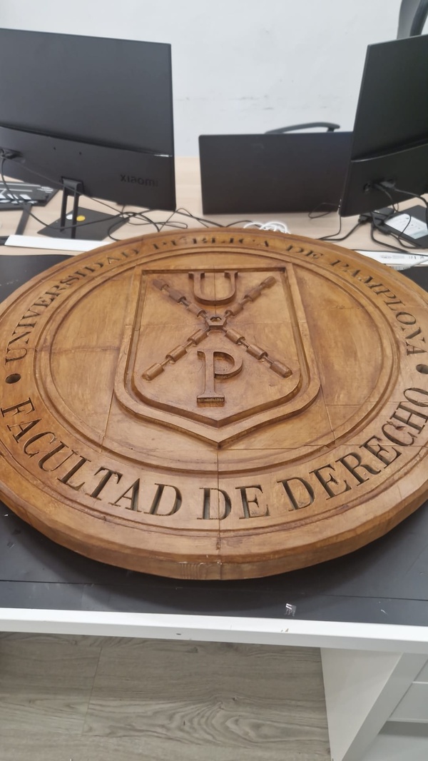 Escudo UPNA Facultad de Derecho CNC madera tintada resultado final - TOVARNA