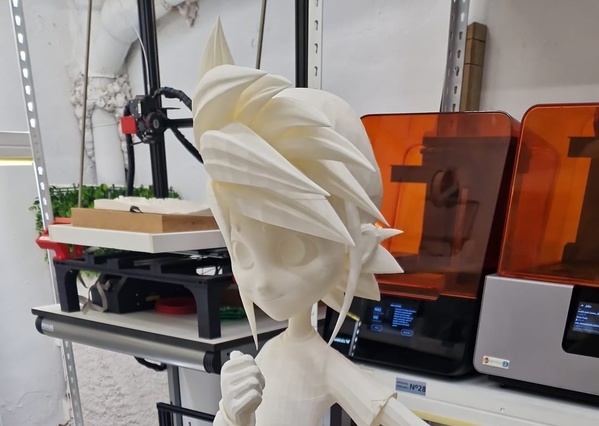 Figura anime punk tamaño real PLA blanco en taller impresión 3D TOVARNA