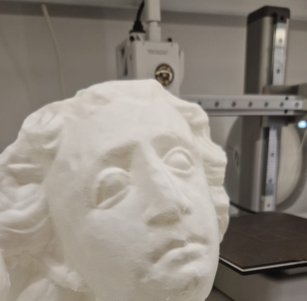 Pieza de relieve heráldico impresa en 3D en PLA blanco vista frontal - TOVARNA