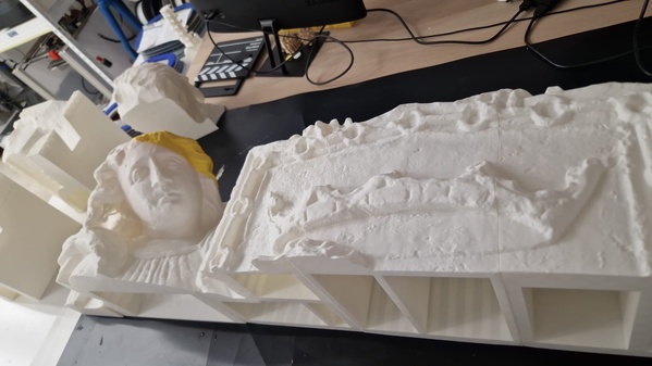 Ensamblaje completo de más de 30 piezas impresas en 3D figura yacente medieval Pamplona - TOVARNA