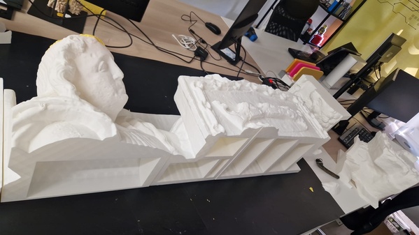 Detalle del ensamblaje de piezas 3D figura yacente medieval reproducción patrimonial - TOVARNA